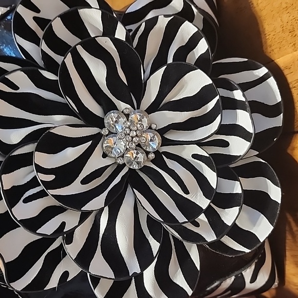 HANANEL Elegant Zebra Print Crossbody Bag with Floral Accent - Picture 9 of 16